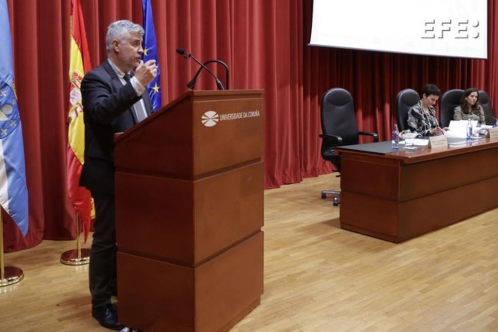 A Coruña, 18/06/24.- El presidente de la Agencia EFE, Miguel Ángel Oliver, durante el acto de entrega de los premios de periodismo europeo Salvador de Madariaga celebrado en el Paraninfo de la Universidade de A Coruña. EFE/Cabalar