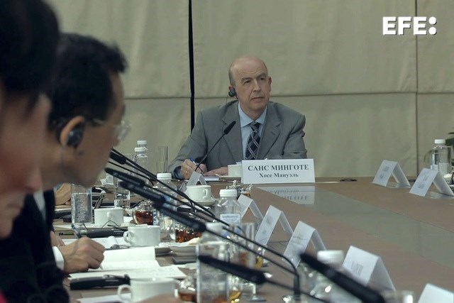 San Petersburgo (Rusia), 06/06/2024.- Captura de vídeo que muestra al responsable de Relaciones Internacionales de la Agencia EFE, José Manuel Sanz, durante la entrevista que el presidente ruso, Vladímir Putin, celebró con responsables de las principales agencias internacionales de noticias, entre ellas EFE, el miércoles en San Petersburgo, en el marco del Foro Económico Internacional que acoge la segunda ciudad rusa. EFE/Kremlin/Pool