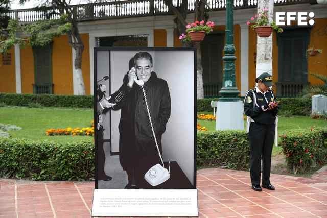 Lima (Perú), 06/06/2024.- Fotografía que muestra una imagen de la exposición fotográfica "Transformación y conectividad: oportunidades para un mundo en movimiento", el 5 de junio de 2024 en el distrito de Barranco en Lima (Perú). La revolución de las comunicaciones y sus posibilidades para transformar la vida cotidiana son el espíritu de una nueva exposición fotográfica de la Agencia EFE, que cuenta con el patrocinio de Telefónica del Perú y está abierta al público desde este jueves en la bulliciosa plaza de armas del distrito limeño de Barranco. EFE/ Paolo Aguilar