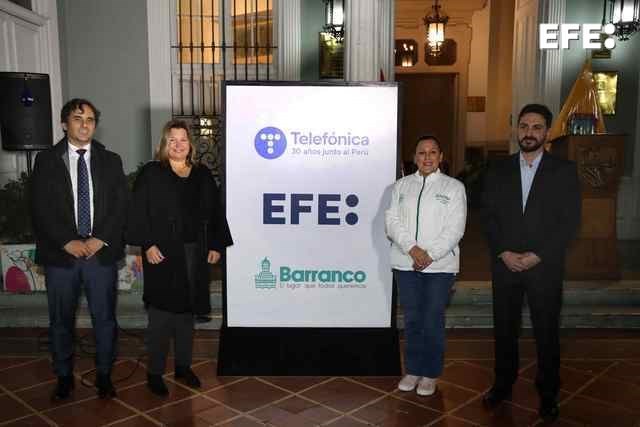 Lima (Perú), 06/06/2024.- De izquierda a derecha, el agregado cultural de la embajada de España en el Perú, Ricardo García López, la Presidenta Ejecutiva de Telefónica del Perú, Elena Mestre, la Alcaldesa de Barranco, Jessica Vargas y el Delegado de la Agencia EFE en Perú, Gonzalo Dominguez, posan durante la inauguración de la exposición fotográfica "Transformación y conectividad: oportunidades para un mundo en movimiento", "Transformación y conectividad: oportunidades para un mundo en movimiento", el 5 de junio de 2024 en el distrito de Barranco en Lima (Perú). La revolución de las comunicaciones y sus posibilidades para transformar la vida cotidiana son el espíritu de una nueva exposición fotográfica de la Agencia EFE, que cuenta con el patrocinio de Telefónica del Perú y está abierta al público desde este jueves en la bulliciosa plaza de armas del distrito limeño de Barranco. EFE/ Paolo Aguilar
