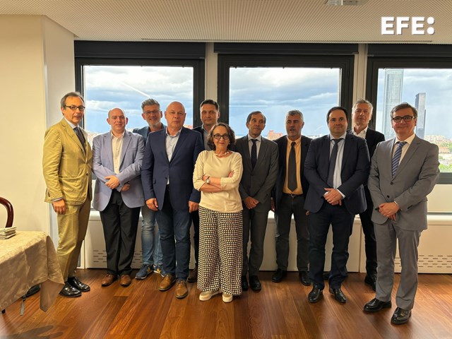 Madrid, 20/06/2024.- 1ª Fila, de izqda. a dcha.: Stefano de Alessandri, ANSA; Aimilios Perdikaris, agencia griega ANA-MPA; Pawel Kostrzewa, agencia polaca PAP; Julia Arévalo, presidenta y directora general de EPA; José María Araúzo, Director Económico-Financiero y de Control de Gestión de EFE; Alfonso Martínez, de EPA. Detrás, 2ª Fila, de izqda. a dcha.: Robert Kárász, agencia húngara MTI | DUNA; Tomasz Gruszka, agencia polaca PAP; Joaquim Carreira, presidente de la agencia portuguesa LUSA; Miguel Ángel Oliver, presidente de EFE y Jann Jenatsch, agencia suiza Keystone-SDA-ATS. EFE