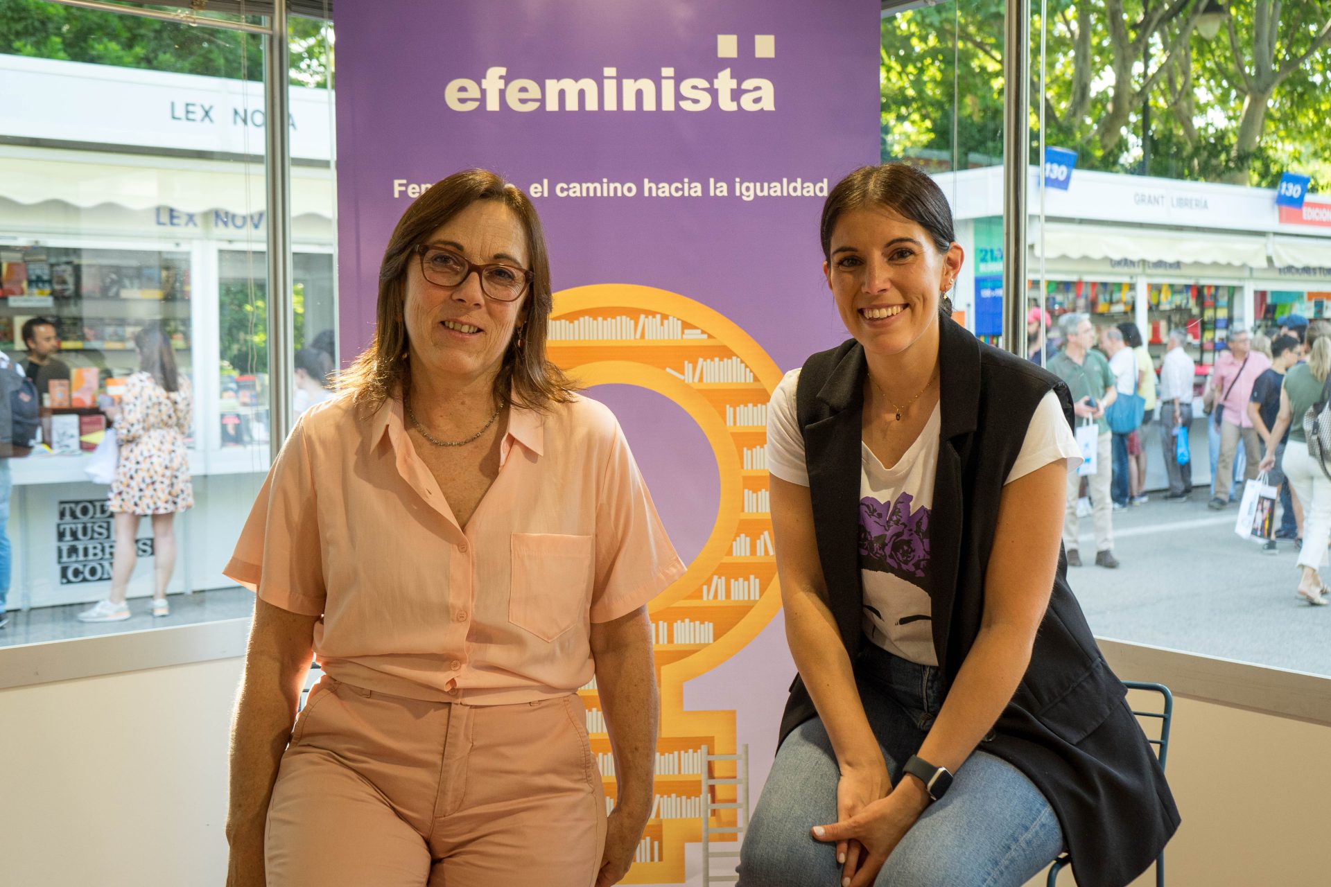 Las periodistas deportivas Natalia Arriaga (i), de la Agencia EFE, y Mayca Jiménes (d), de Relevo, repasan sus trayectorias y la evolución del deporte femenino en el set de Efeminista en la Feria del Libro de Madrid. EFE/Laura de Grado