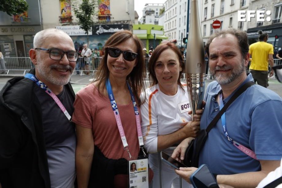 PARÍS (FRANCIA), 25/07/2024.- La periodista del departamento de deportes de la Agencia EFE Natalia Arriaga (2-d) participa este jueves en el relevo de la antorcha olímpica de París 2024, dentro de la etapa 67 de su traslado previo al encendido mañana en la inauguración de los Juegos. EFE/Julio Muñoz