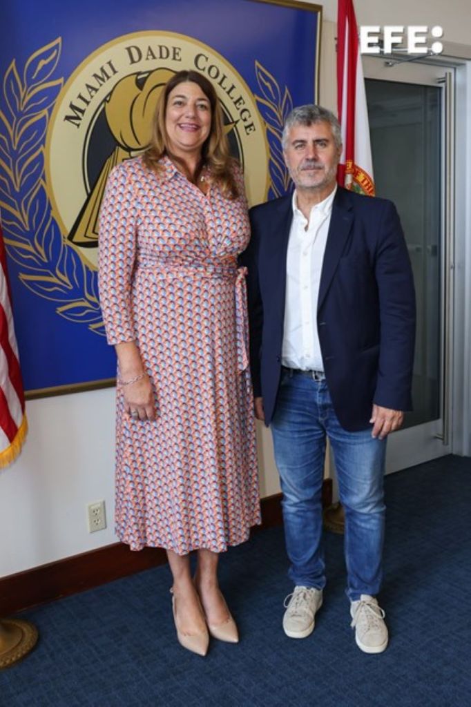 Campus Wolfson, Miami (EEUU), 18/07/2024.- El presidente de la Agencia EFE, Miguel Ángel Oliver, es recibido por la presidenta del Miami Dade College, Madeline Pumariega durante su visita al Campus Wolfson. EFE