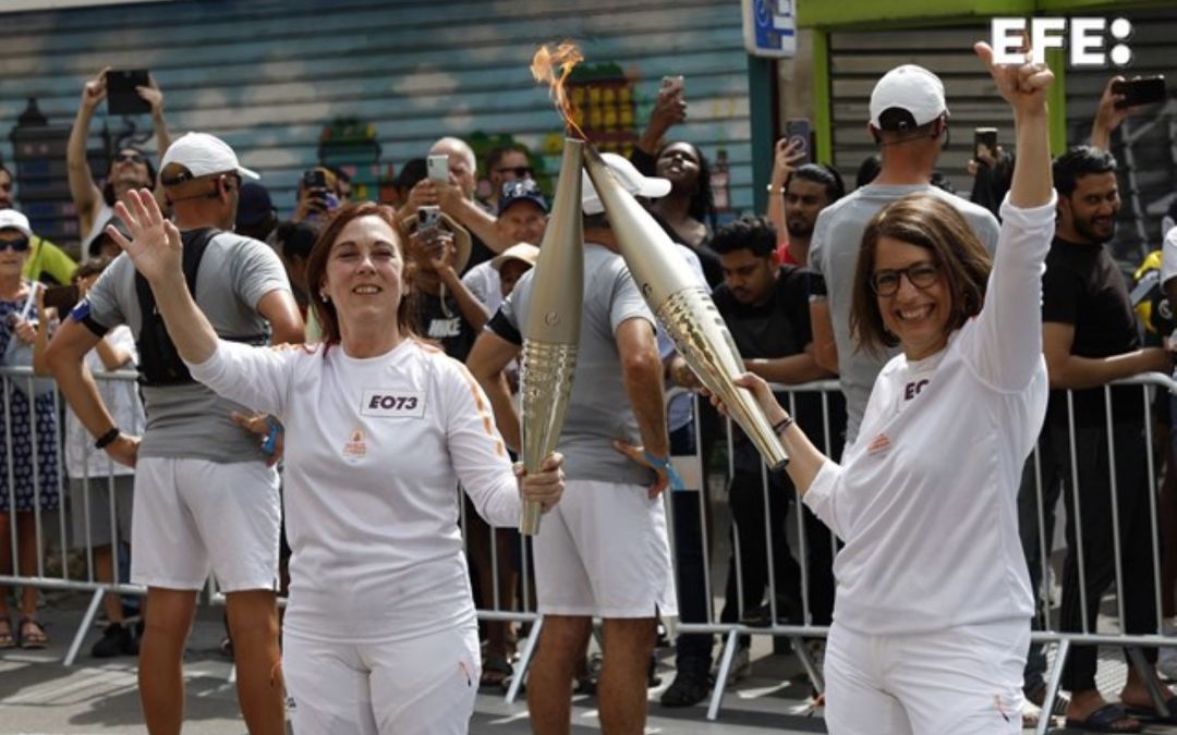 La periodista de la Agencia EFE Natalia Arriaga, relevista de la antorcha de París 2024