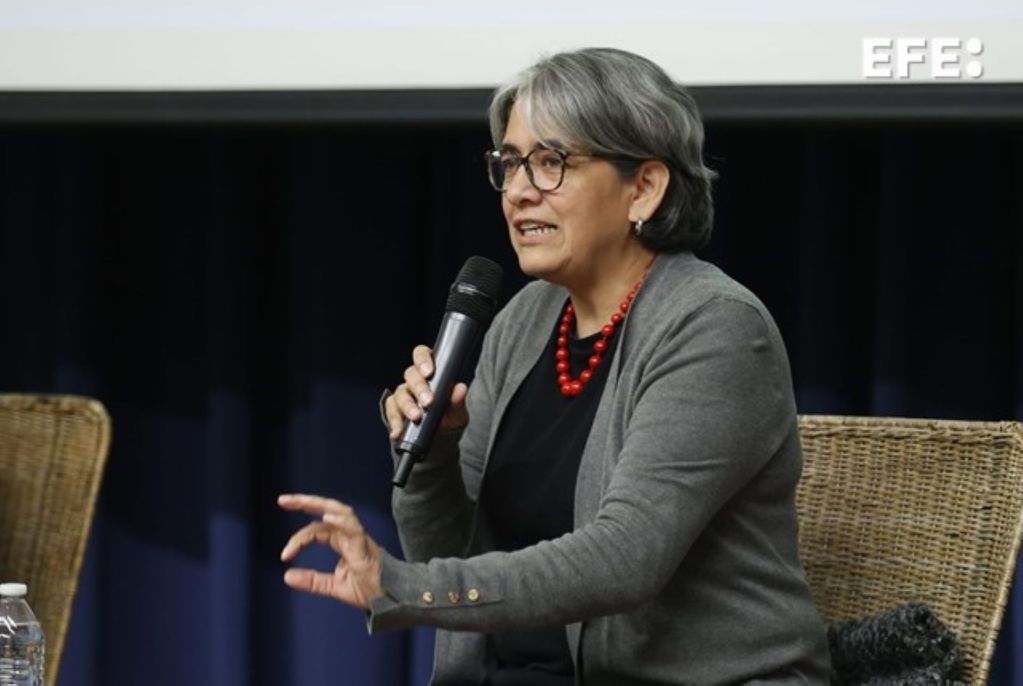 BOGOTÁ (COLOMBIA), 06/07/2024.- La periodista y columnista a cargo del Consultorio Ético de la Fundación Gabo, Yolanda Ruiz, participa en la charla "Informar en tiempos de polarización" el pasado sábado en Bogotá (Colombia). EFE/Mauricio Dueñas Castañeda