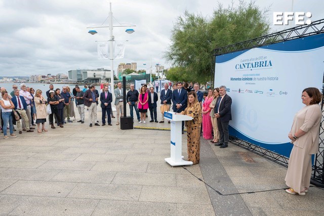SANTANDER, 15/07/2024.- La Presidenta de Cantabria, María José Sáenz de Buruaga (c), interviene durante la inauguración de la exposición "Momentos icónicos de la historia de Cantabria", que conmemora las cuatro décadas de apertura de su delegación en Santander y el 85 aniversario de la Agencia, en Santander. EFE/Pedro Puente Hoyos