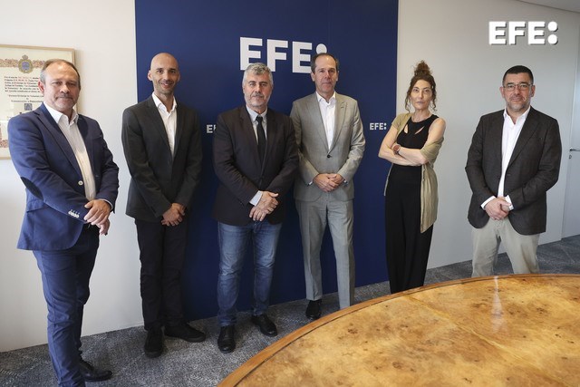 MADRID, 03/07/2024.- El presidente de la Agencia EFE, Miguel Angel Oliver (3i), y el presidente y consejero delegado de Canon España y Portugal, Javier Tabernero (3d), posan junto al responsable de Educación de Canon España, Daniel Sastre (2i), el director de EFE Escuela, Carlos Gosch (i), la directora de Audiovisual de la Agencia EFE, Marta Cerame (2d), y Juan Felipe Obreo (d), Country Director ITCG Canon, tras la firma este miércoles de la renovación del acuerdo de colaboración entre la Agencia EFE y Canon, por el que se convocan dos becas destinadas a estudiantes universitarios para fomentar el desarrollo de las nuevas narrativas audiovisuales y la producción híbrida de fotografía y vídeo. EFE/Ballesteros