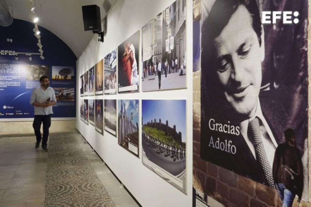 VALLADOLID, 11/07/2024.-La Agencia EFE inaugura la exposición fotográfica "Un recorrido por cuatro décadas de actualidad en Castilla y León" dentro los actos programados para conmemorar el 40 aniversario de la apertura de su delegación en la comunidad con la asistencia del alcalde de Valladolid, Jesús Julio Carnero, el delegado del Gobierno, Nicanor Sen, el presidente del CES CyL, Enrique Cabero, y el presidente de EFE, Miguel Ángel Oliver. EFE/ Nacho Gallego