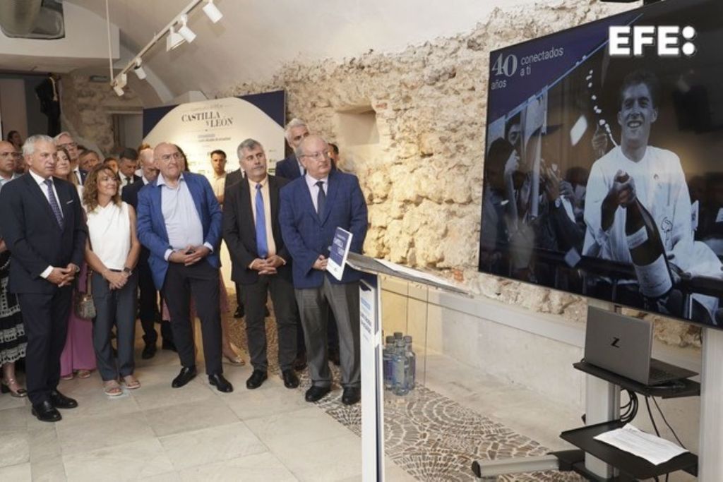 VALLADOLID, 11/07/2024.- El alcalde de Valladolid, Jesús Julio Carnero (c); el delegado del Gobierno, Nicanor Sen (i); el presidente del CES CyL, Enrique Cabero (d), y el presidente de la Agencia EFE, Miguel Ángel Oliver (2d) durante la inauguración de la exposición fotográfica "Un recorrido por cuatro décadas de actualidad en Castilla y León", de la Agencia EFE, cuando se cumplen cuatro décadas de la apertura de su delegación general en Valladolid y cuyo objetivo es dar testimonio de la vida de dos generaciones en 40 instantáneas, este jueves en la capital vallisoletana. EFE/ Nacho Gallego