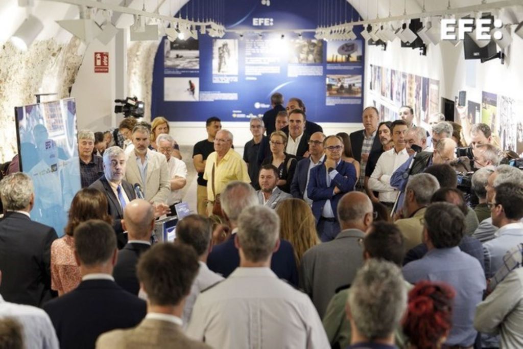 VALLADOLID, 11/07/2024.- El presidente de la Agencia EFE, Miguel Ángel Oliver (i) durante la inauguración de la exposición fotográfica "Un recorrido por cuatro décadas de actualidad en Castilla y León", de la Agencia EFE, cuando se cumplen cuatro décadas de la apertura de su delegación general en Valladolid y cuyo objetivo es dar testimonio de la vida de dos generaciones en 40 instantáneas, este jueves en la capital vallisoletana. EFE/ Nacho Gallego