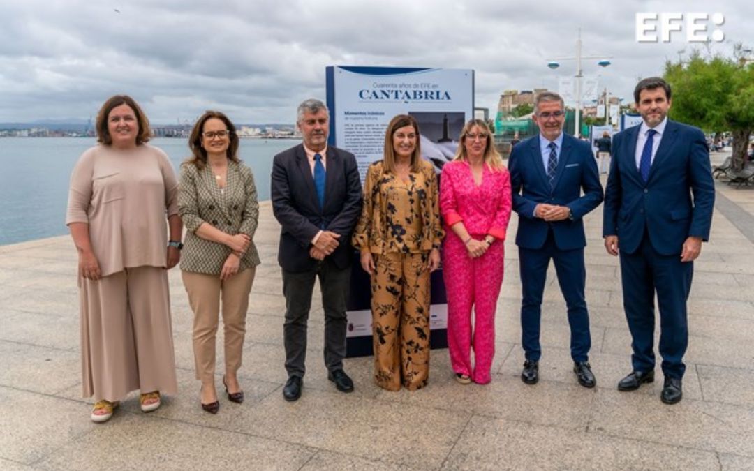 SANTANDER, 15/07/2024.- El presidente de la Agencia EFE, Miguel Ángel Oliver (3i) junto a Maru García, delegada de EFE en Cantabria; Margarita Rojo, teniente de alcalde de Santander; María José Saénz de Buruaga, Presidenta de Cantabria; César Díaz, Presidente de la autoridad portuaria de Santander y Francisco Rodríguez, CEO redes EDp, durante la inauguración de la exposición “Cuarenta años de EFE en Cantabria. Momentos icónicos de nuestra historia”, que conmemora las cuatro décadas de apertura de su delegación en Santander y el 85 aniversario de la Agencia, en Santander. EFE/ ROMÁN G. AGUILERA
