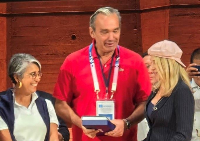 Nadia Comaneci entrega un premio al periodista de EFE Adríán R.Húber por 12 ediciones de JJ.OO.