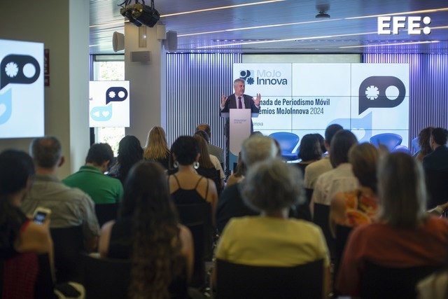 Barcelona, 26/09/2024.- El presidente de la agencia EFE, Miguel Ángel Oliver, interviene en la entrega de premios MojoInnova 2024 de la Universitat Oberta de Catalunya (UOC) y la Agencia EFE en Barcelona. EFE/Marta Pérez