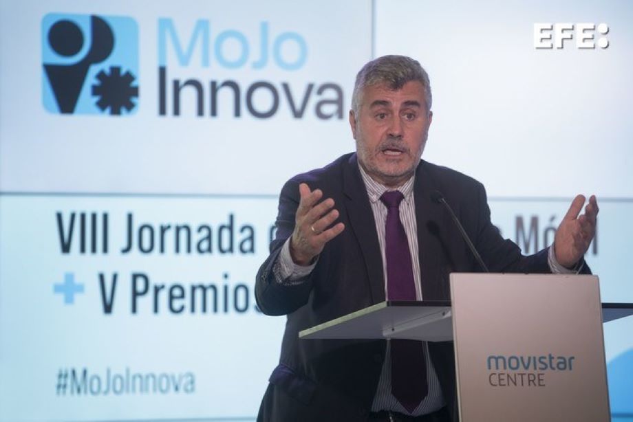 Barcelona, 26/09/2024.- El presidente de la agencia EFE, Miguel Ángel Oliver, interviene en la entrega de premios MojoInnova 2024 de la Universitat Oberta de Catalunya (UOC) y la Agencia EFE en Barcelona. EFE/Marta Pérez