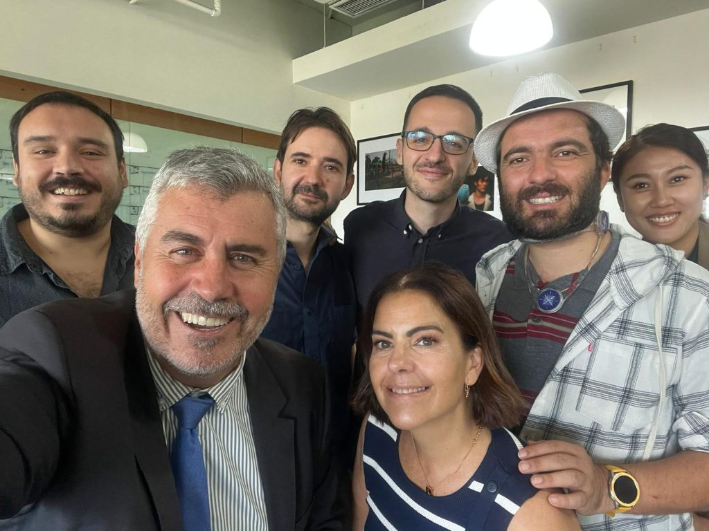 Beijing (China) 05/09/2024.- El presidente de la Agencia EFE, Miguel Ángel Oliver, junto al equipo de la Delegación de EFE en China. EFE