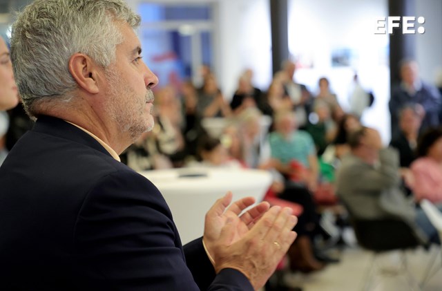 Frankfurt (Alemania), 24/09/2024.- Miguel Ángel Oliver, presidente de la Agencia EFE, en la inauguración del “28/1. Exposición Rutas Migratorias" en el Instituto Cervantes de Frankfurt. EFE/EPA/FRIEDEMANN VOGEL