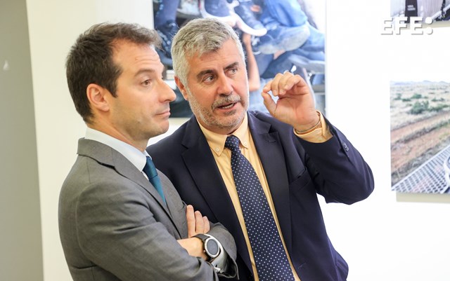 Frankfurt (Alemania), 24/09/2024.- El Cónsul General de España en Frankfurt Enrique Criado (i) y Miguel Ángel Oliver Presidente de la Agencia EFE asisten a la inauguración del “28/1. Exposición Rutas Migratorias" en el Instituto Cervantes de Frankfurt. EFE/EPA/FRIEDEMANN VOGEL