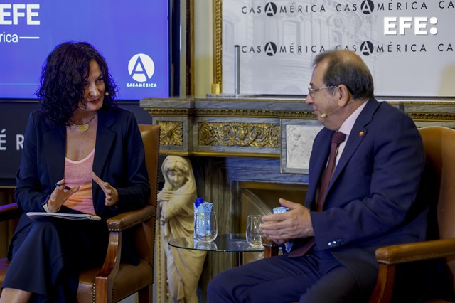 Madrid, 20/09/2024.- El viceministro de Relaciones Exteriores de Colombia, Jorge Rojas Rodríguez (d), es entrevistado por la directora del departamento de Información Internacional de la agencia EFE, Emilia Pérez, en la Tribuna EFE-Casa América en la sede de Casa América en Madrid. El drama migratorio de la selva de El Darién, frontera natural entre Colombia y Panamá, no sólo afecta a ambos países porque por la ruta pasan personas de 95 nacionalidades, afirmó durante este encuentro Rojas, que apostó por la cooperación para atajar la crisis. EFE/ Javier Lizón