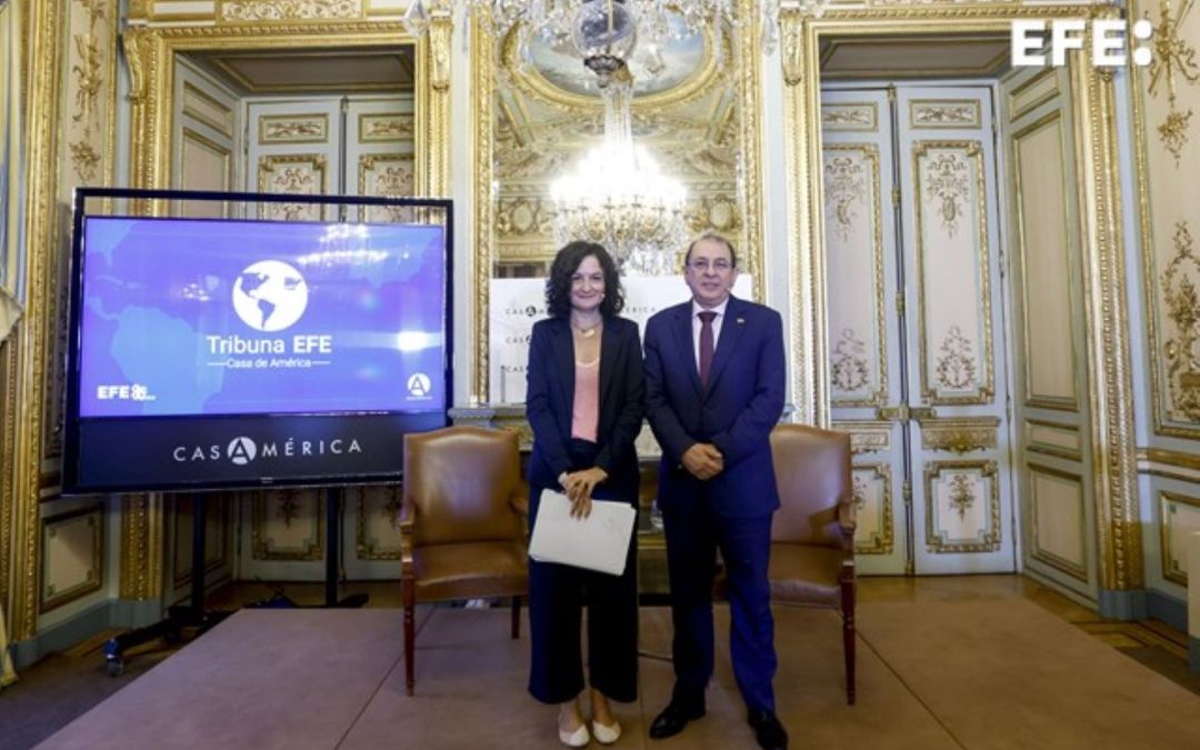 Madrid, 20/09/2024.- El viceministro de Relaciones Exteriores de Colombia, Jorge Rojas Rodríguez (d), posa junto a la directora del departamento de Información Internacional de la agencia EFE, Emilia Pérez, quien le entrevistó en la Tribuna EFE-Casa América este viernes en la sede de Casa América en Madrid. El drama migratorio de la selva de El Darién, frontera natural entre Colombia y Panamá, no sólo afecta a ambos países porque por la ruta pasan personas de 95 nacionalidades, afirmó durante este encuentro Rojas, que apostó por la cooperación para atajar la crisis. EFE/ Javier Lizón
