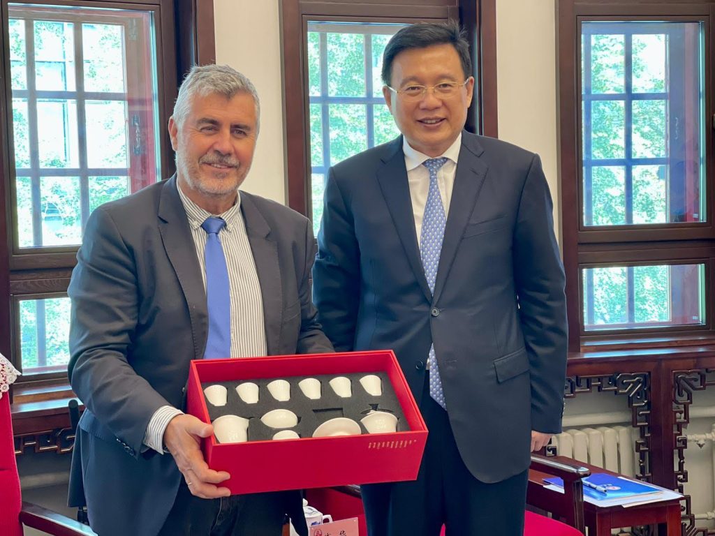 Beijing (China) 05/09/2024.- El presidente de la Agencia EFE, Miguel Ángel Oliver, junto al presidente de la agencia estatal Xinhua, Fu Hua. EFE