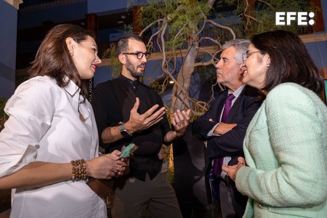 Las Palmas de Gran Canaria, 14/10/2024.- Los periodistas brasileños Renta Brito (i) y Felipe Dana (2i), de Associated Press, junto al presidente de la Agencia EFE, Miguel Ángel Oliver (2d), y la alcaldesa de Las Palmas de Gran Canaria, Carolina Darias (d). EFE/ Quique Curbelo