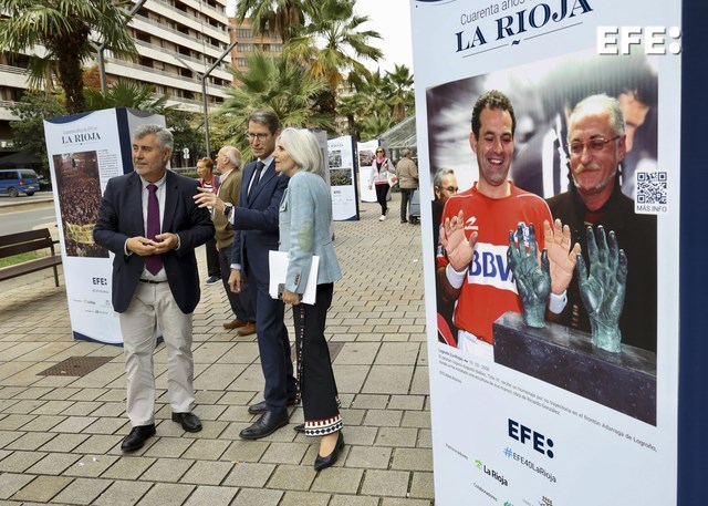 Logroño (La Rioja), 08/10/2024.- Los presidentes del Gobierno de La Rioja, Gonzalo Capellán (c); de la Agencia EFE, Miguel Ángel Oliver (i) y la delegada Ana Lumbreras (d), inauguran la exposición fotográfica urbana “Momentos icónicos de nuestra historia. EFE 40 años La Rioja” con la que se conmemoran las cuatro décadas de su delegación en la comunidad riojana, en Logroño. EFE/Raquel Manzanares