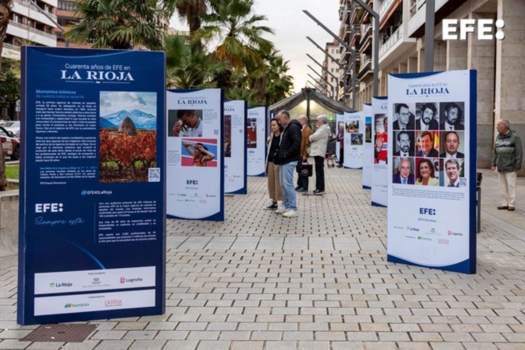 Logroño (La Rioja), 08/10/2024.- Vista de la exposición fotográfica urbana “Momentos icónicos de nuestra historia. EFE 40 años La Rioja” con la que se conmemoran las cuatro décadas de su delegación en la comunidad riojana, inaugurada en Logroño. EFE/Raquel Manzanares