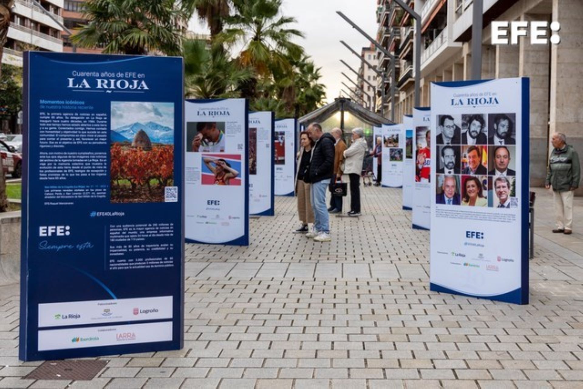 Logroño (La Rioja), 08/10/2024.- Vista de la exposición fotográfica urbana “Momentos icónicos de nuestra historia. EFE 40 años La Rioja” con la que se conmemoran las cuatro décadas de su delegación en la comunidad riojana, inaugurada en Logroño. EFE/Raquel Manzanares