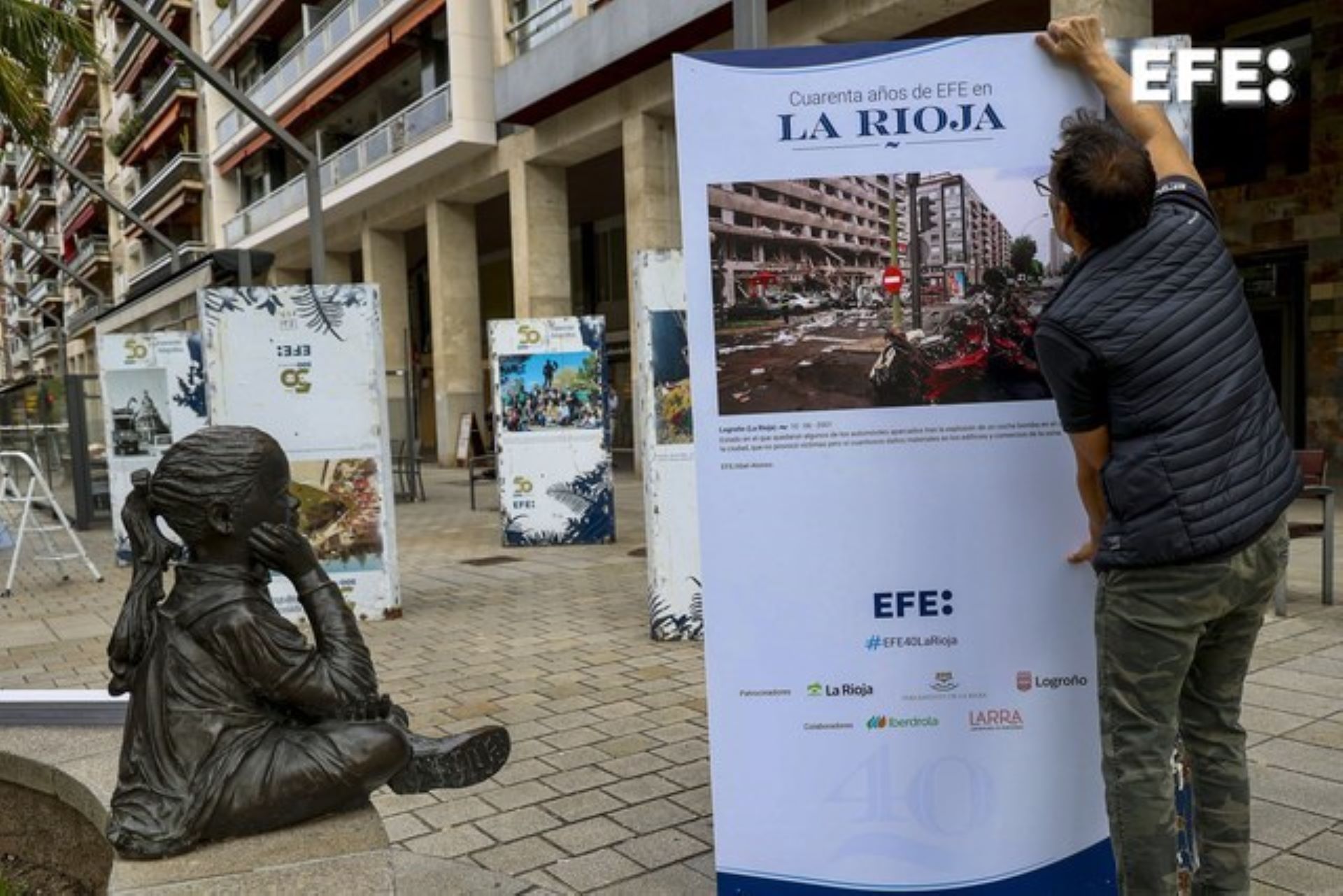 Logroño, 01/10/2024.- La Agencia EFE en La Rioja celebra los 40 años de su delegación con la exposición urbana "Momentos icónicos de nuestra historia. EFE 40 años La Rioja" que, situada en la céntrica Gran Vía de Logroño, refleja, a través del recorrido de 45 fotografías, la idiosincrasia riojana y de sus gentes, su historia, sus valores, sus recursos, su pasado, su presente y su proyección de futuro. EFE/ Raquel Manzanares