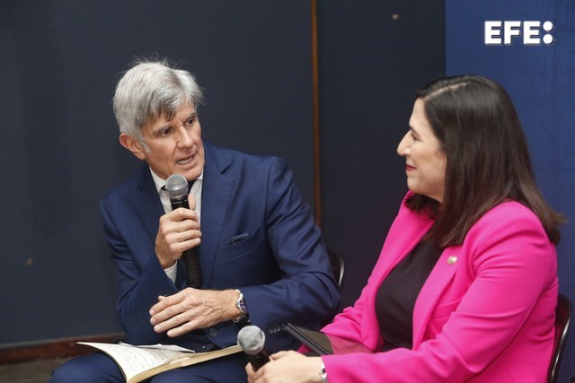 San Salvador (El Salvador) 16/10/2024- Manuel Fuentes (i), director editorial de América de la Agencia EFE, habla junto a la ministra de Economía de El Salvador, Maria Luisa Hayem, en el foro Diálogos EFE "Innovación y desarrollo: impulsando el futuro de Centroamérica" en San Salvador (El Salvador). EFE/Javier Aparicio
