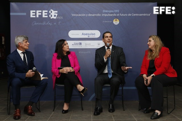 San Salvador (El Salvador) 16/10/2024- Manuel Fuentes (i), director editorial de América de la Agencia EFE, junto a la ministra de Economía de El Salvador, Maria Luisa Hayem (2i), Enzo Bizarro (2d), presidente ejecutivo de Asesuiza/Grupo Ficohsa y Olga Gómez, representante del Banco Interamericano de Desarrollo en El Salvador, participan en el foro Diálogos EFE "Innovación y desarrollo: impulsando el futuro de Centroamérica" en San Salvador (El Salvador). EFE/Javier Aparicio