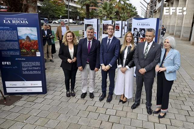 Logroño (La Rioja), 08/10/2024.- Los presidentes del Gobierno de La Rioja, Gonzalo Capellán (c); de la Agencia EFE, Miguel Ángel Oliver (2i); del parlamento de La Rioja, Marta Fernández (3d); el alcalde Conrado Escobar (d); la delegada del gobierno Beatriz Arráiz (i) y la delegada Ana Lumbreras (d), inauguran la exposición fotográfica urbana “Momentos icónicos de nuestra historia. EFE 40 años La Rioja” con la que se conmemoran las cuatro décadas de su delegación en la comunidad riojana, en Logroño. EFE/Raquel Manzanares