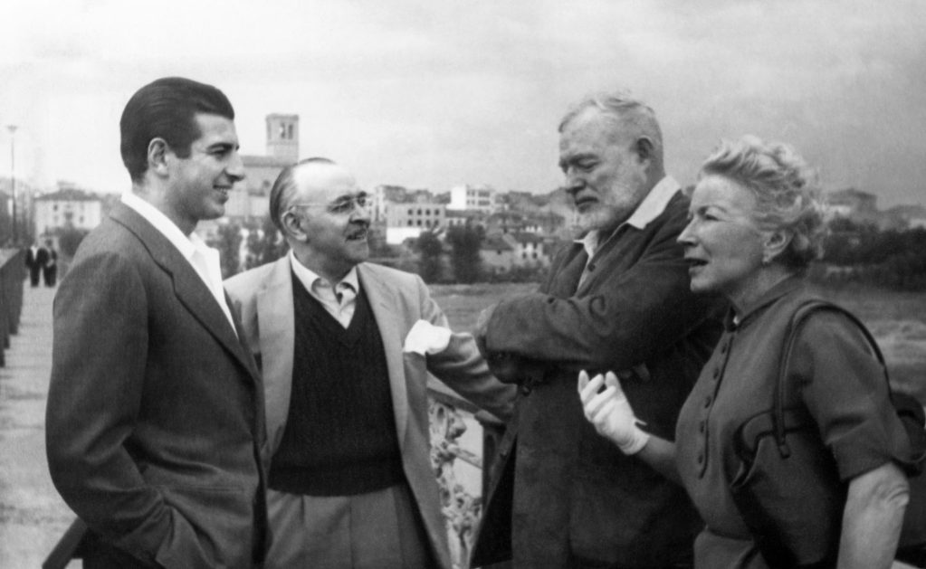 Logroño, 24-9-1956.- El Premio Nobel de Literatura Ernest Hemingway, acompañado de su cuarta esposa, Mary Welsh, conversa con el torero Antonio Ordóñez (i) y el doctor Manuel Tamames (amigo del diestro), durante un paseo por la ciudad. EFE/Chapresto
