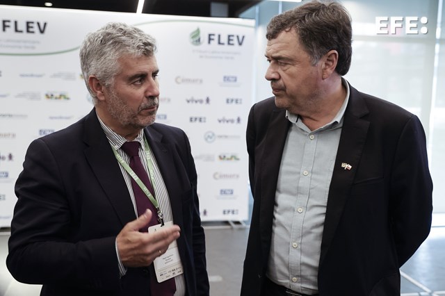 São Paulo (Brasil), 01/10/2024.- El presidente de la Agencia EFE, Miguel Ángel Oliver (i) habla con el ministro de Agricultura de Chile, Esteban Valenzuela, previo a la apertura del II Foro Latinoamericano de Economía Verde este martes, en la ciudad de São Paulo (Brasil). EFE/ Isaac Fontana