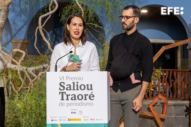 Las Palmas de Gran Canaria, 14/10/2024.- Los periodistas galardonados, los brasileños Renta Brito y Felipe Dana, de Associated Press, pronuncian unas palabras durante el acto de entrega del Premio Saliou Traoré de Casa África y Agencia EFE, en Casa África de Las Palmas. EFE/ Quique Curbelo