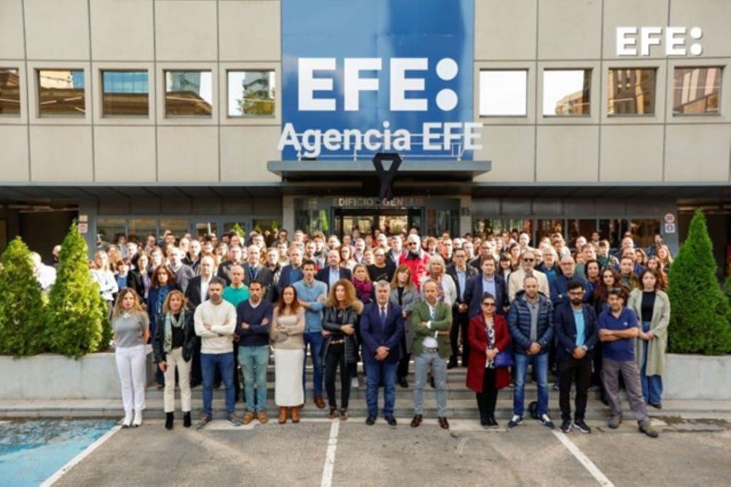 Madrid (España), 31/10/2024.- Los trabajadores de la Agencia EFE guardan un minuto de silencio por las víctimas de la dana en la entrada de la sede de Madrid. EFE/ Mariscal