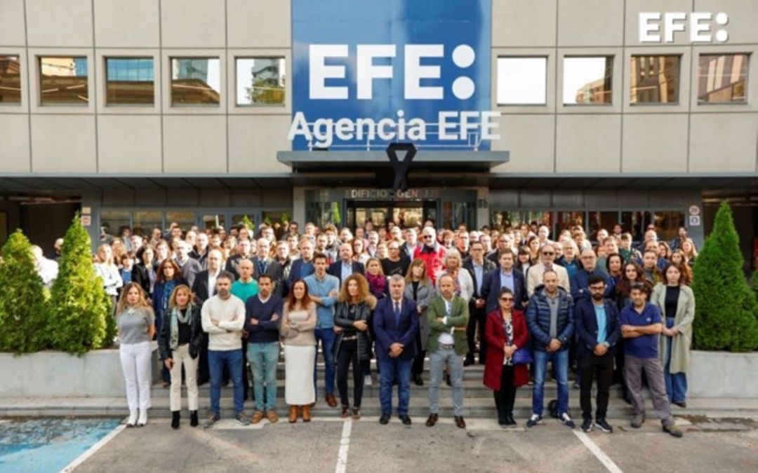 La Agencia EFE guarda un minuto de silencio como homenaje al más de centenar de fallecidos por las consecuencias de la dana