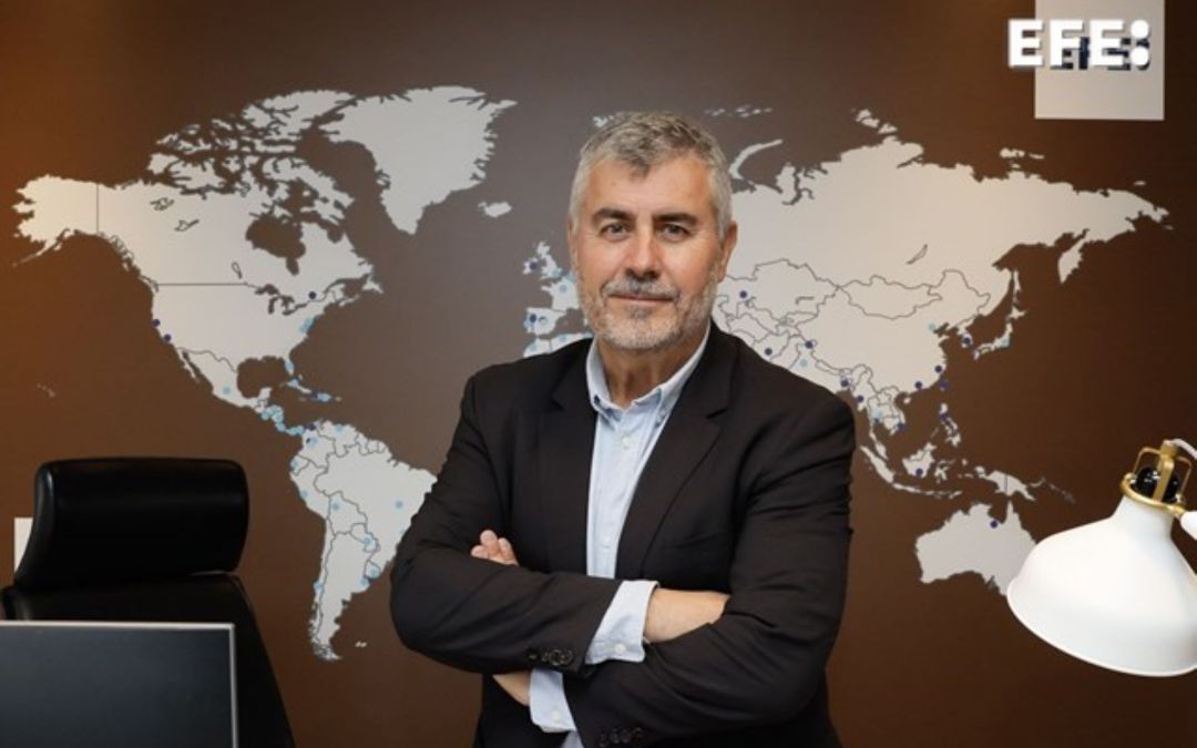 Madrid, 26/12/2023.- Retrato del presidente de la Agencia EFE, Miguel Ángel Oliver en su despacho de la sede de la Agencia EFE. EFE/Ballesteros