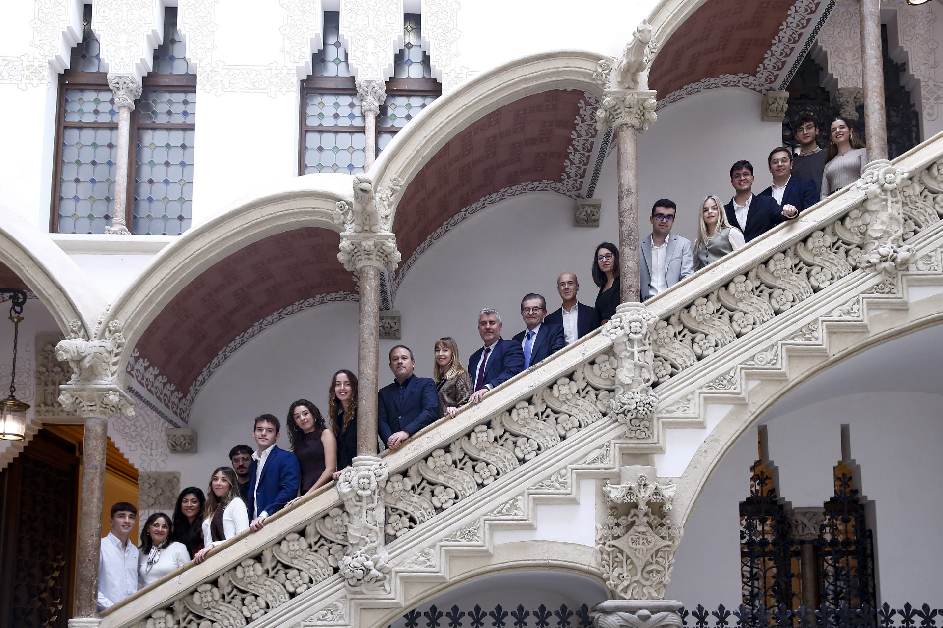 Barcelona, 15/11/2024.- El presidente de la Agencia EFE, Miguel Ángel Oliver (c), junto a los alumnos de las becas EFE-Fundación La Caixa, en el acto de bienvenida celebrado en el Palau Macaya de Barcelona. EFE