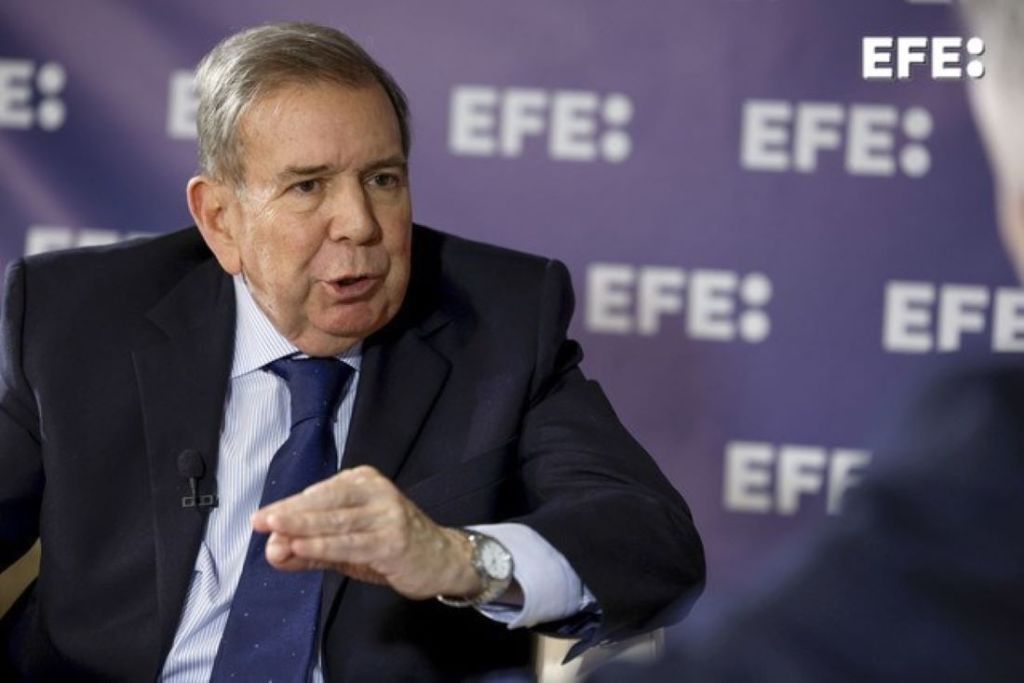 Madrid, 25/11/2024.- El candidato opositor venezolano, Edmundo González Urrutia, durante una entrevista con EFE, la primera que da a un medio español, en la que sostiene que está "moralmente preparado" para su eventual detención si regresa el 10 de enero a Caracas para asumir la Presidencia y apuesta por una transición pacífica para Venezuela en la que el chavismo pueda encontrar un espacio y el propio Nicolás Maduro pueda seguir en el país. EFE/Chema Moya