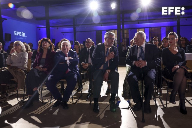Madrid, 14/11/2024.- El presidente de EFE, Miguel Ángel Oliver (3d), junto a los expresidentes Luis María Anson (3i), Alfonso Sobrado Palomares (2d) y Gabriela Cañas (i) durante el acto de celebración del 85 aniversario de la Agencia EFE e inauguración de la exposición “Tu memoria colectiva”, en el Espacio Larra, en Madrid. EFE/Kiko Huesca