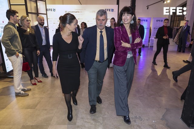 Madrid, 14/11/2024.- El presidente de EFE, Miguel Ángel Oliver (c), conversa con la ministra de Juventud e Infancia, Sira Rego (i) y la Igualdad, Ana Redondo (d), en el acto de celebración del 85 aniversario de la Agencia EFE e inauguración de la exposición “Tu memoria colectiva”, en el Laboratorio Larra de Periodismo, en Madrid. EFE/Kiko Huesca