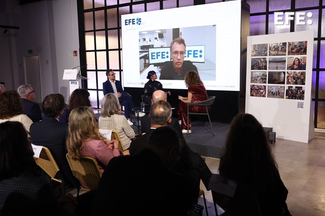 Madrid, 14/11/2024.- La directora de Audiovisual de la Agencia EFE, Marta Cerame (d), en una conversación con la fotoperiodista de EFE América Sháshenka Gutiérrez (c) , el director del Servicio de Inglés de EFE, Javier Picazo (i), durante la conexión el delegado de EFE en Valencia, Adolfo Ibarra. EFE/Kiko Huesca