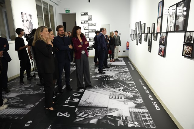 Madrid, 14/11/2024.- En la imagen, de izquierda a derecha, Paloma Puente, directora de Documentación y Archivo de la Agencia EFE, la ministra de Juventud e Infancia, Sira Rego, la ministra de Igualdad, Ana Redondo y Javier Marín, coordinador de Innovación de la Agencia EFE, durante su visita a la exposición “Tu memoria colectiva. EFE/Kiko Huesca