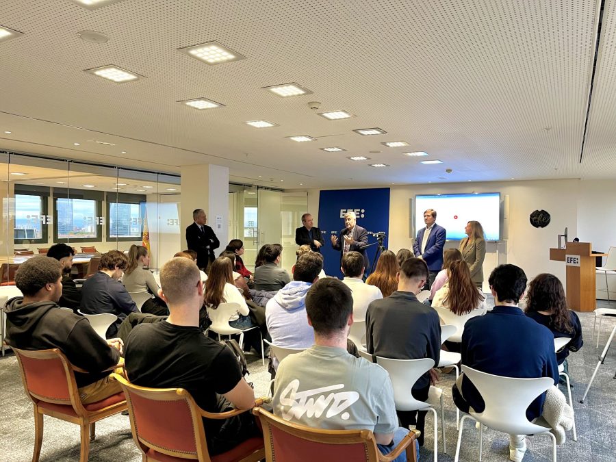 Los alumnos del Máster en Periodismo Multimedia de la Complutense conocen en EFE la información de agencias