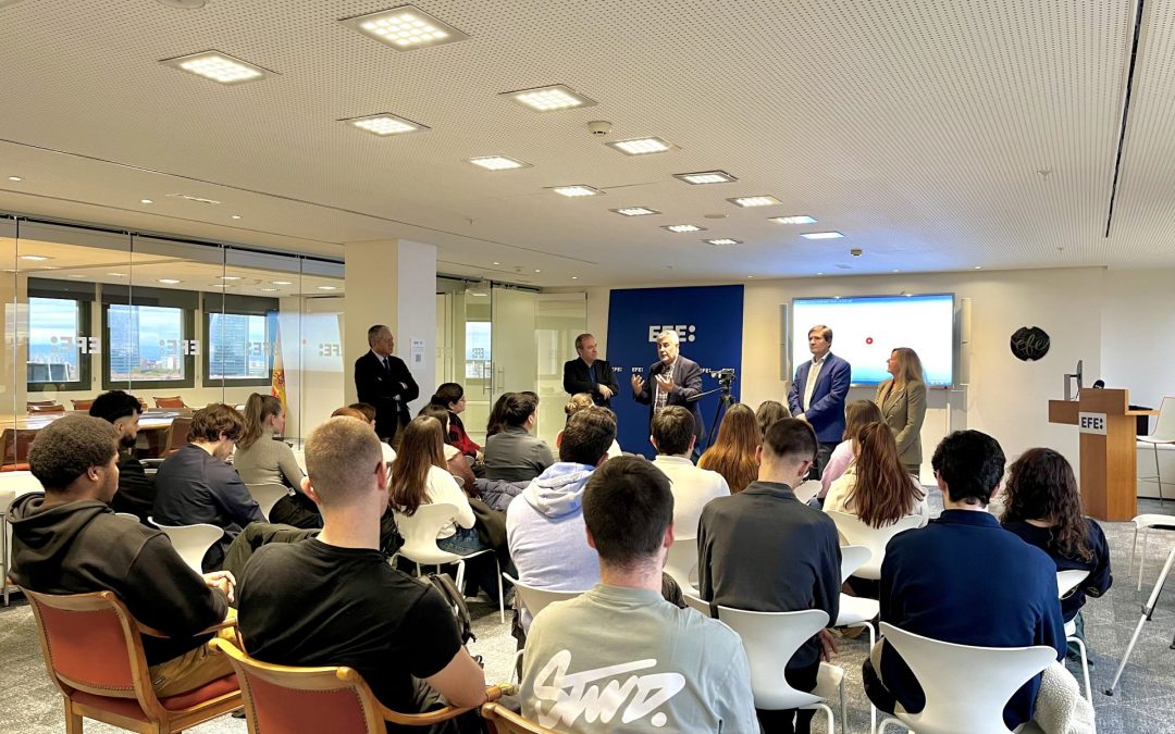 Los alumnos del Máster en Periodismo Multimedia de la Complutense conocen en EFE la información de agencias