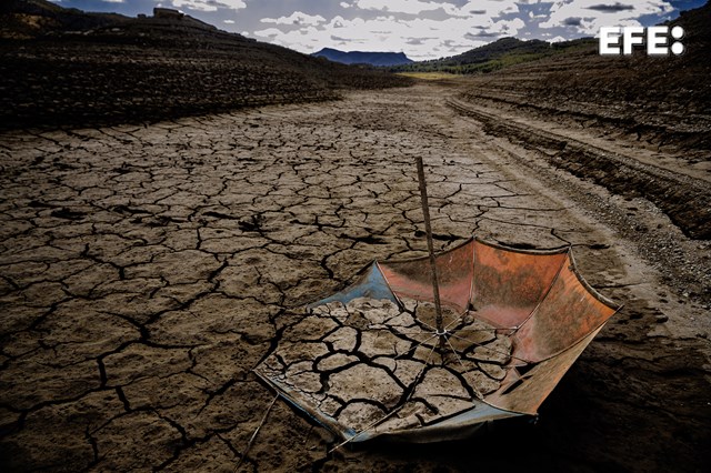 Málaga, 10/10/2024.-Imagen del pantano del Guadalhorce, en Málaga, que se encuentra en mínimos históricos. La comisión de la sequía de las Cuencas Mediterráneas ha acordado aumentar las restricciones al consumo de agua y fija el consumo máximo en 180 litros por habitante y día en Málaga capital y en la Axarquía, mientras que para la Costa del Sol Occidental y el Campo de Gibraltar (Cádiz), lo limita en 200 litros. EFE/Jorge Zapata