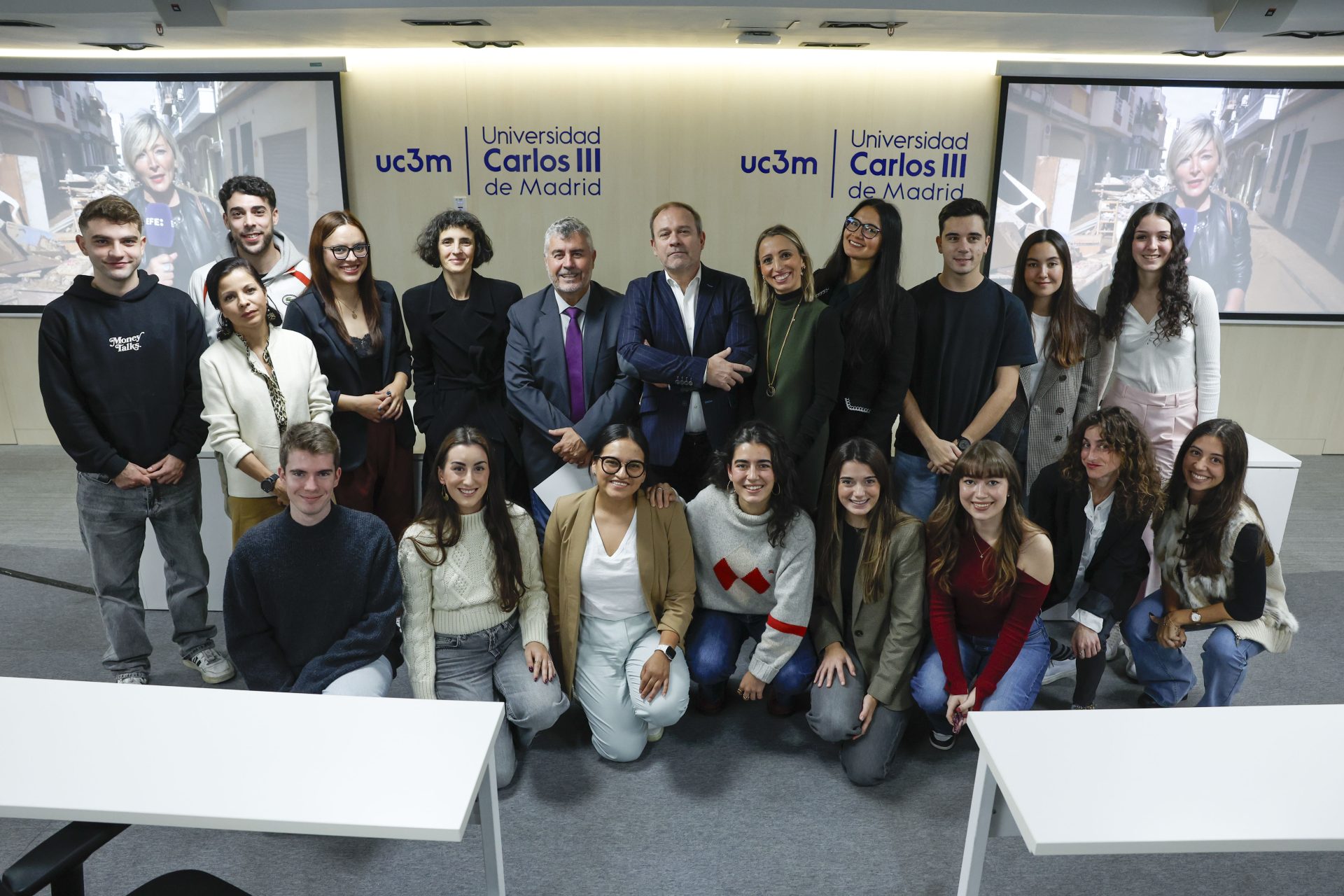 Madrid, 11/11/2024.- El presidente de la Agencia EFE, Miguel Ángel Oliver (6i), durante la inauguración del Máster en Periodismo de Agencia que imparten la Universidad Carlos III de Madrid (UC3M) y EFE, posa junto a los alumnos y a Pilar Carrera (5i), directora del máster; Erika Rodríguez Pinzón (2i), directora de la Fundación Carolina, que beca a dos estudiantes latinoamericanos, y Carlos Gosch (6d), codirector del máster y director de la Escuela de Periodismo de EFE, este lunes en el campus de la Universidad Carlos III en Puerta de Toledo, Madrid. EFE/J.J. Guillén