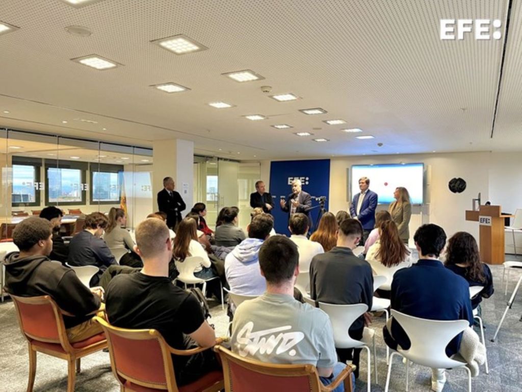 Los alumnos del máster de Periodismo Multimedia de la Universidad Complutense de Madrid, durante la intervención del presidente de la Agencia EFE, Miguel Ángel Oliver. EFE